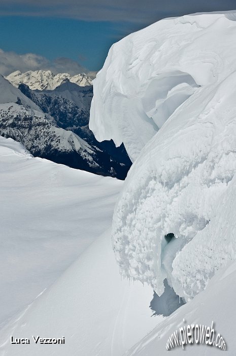10-UN'ENORME CORNICE SULLA CIMA.jpg